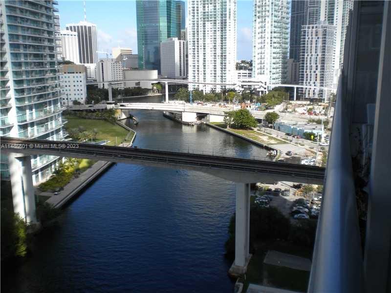 Foto principal - 690-691 SW 1st Ct