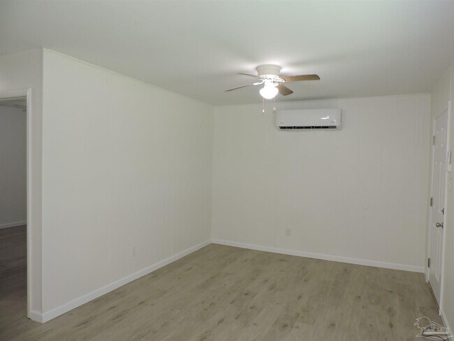 Building Photo - 2114 Eliasberg St