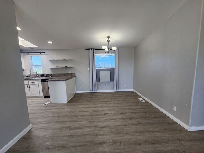 Building Photo - Large 3 Bedroom in Hansen Track