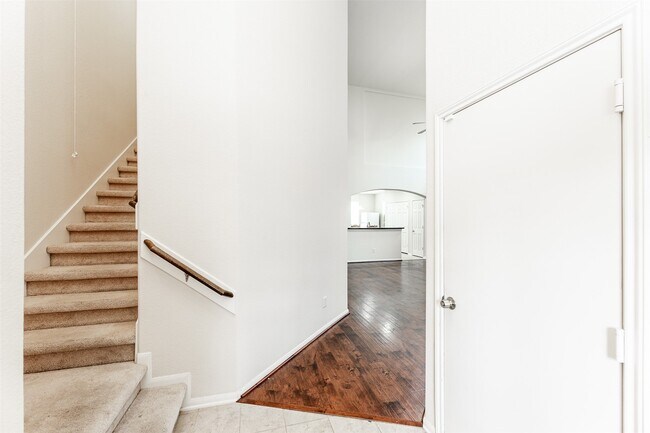 Building Photo - 6443 Wilshire Fern