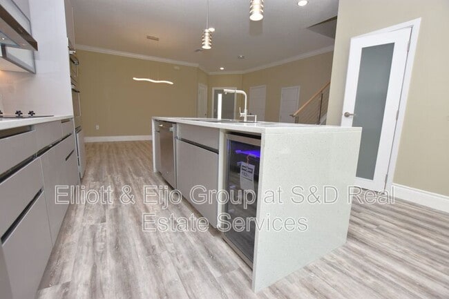 Building Photo - 2008 Greenbriar Ter
