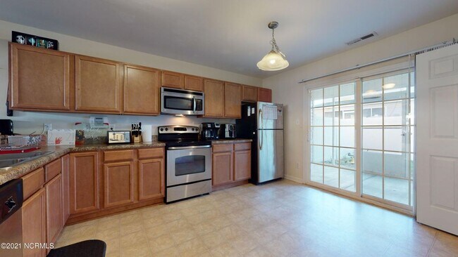 Foto del edificio - Townhouse Coming Soon!