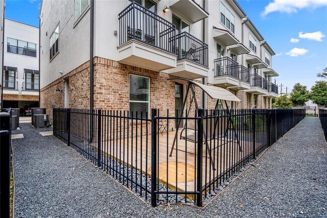 Foto del edificio - 1264 N Post Oak Rd