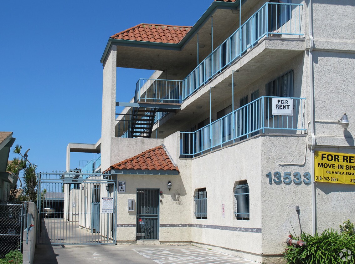 Foto del edificio - 13533 Lemoli Ave