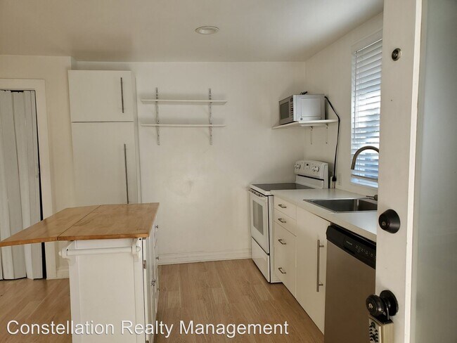 Foto del edificio - 7467-7475 Girard Ave