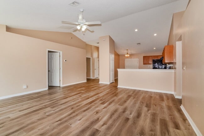 Building Photo - 310 Country Lakes Cir