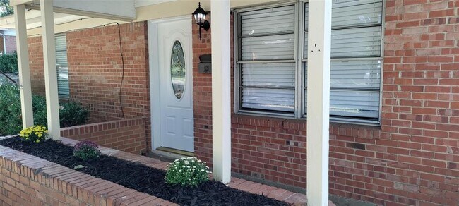 Building Photo - 1607 Briarwood Blvd