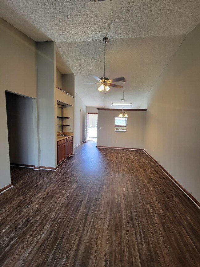 Foto del edificio - $1195 - 2/2 - Jefferson Square has receive...
