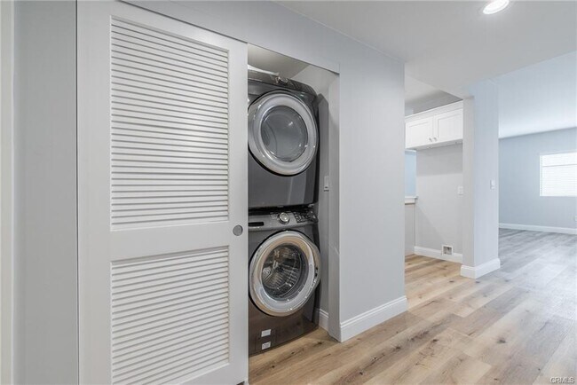 Foto del edificio - 2340 Montrose Ave