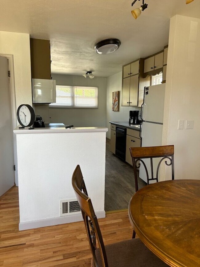 Foto del edificio - Fully Furnished 4 Bed, 2 Bath Home | West ...