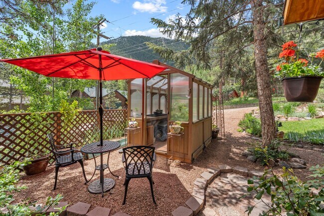 Foto del edificio - Cozy Green Mountain Falls Cottage