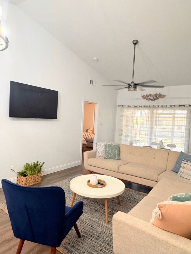 Building Photo - Welcome to Your Dream Home in the Heart of Largo!