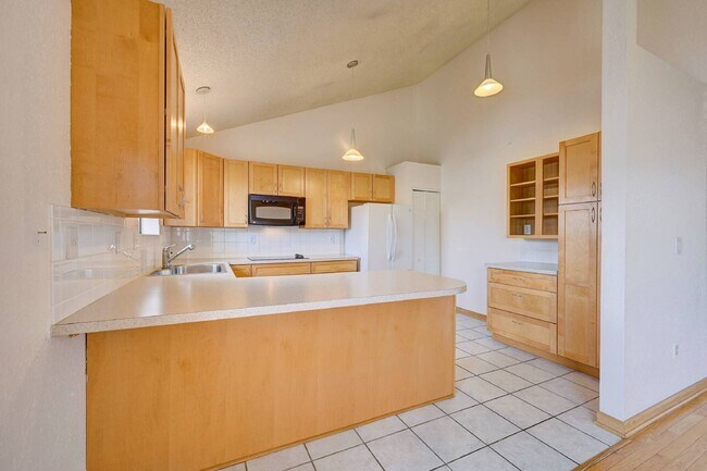 Foto del edificio - $1,995.95, 2 Bed, 2 Bath Townhome in Lakewood with Central AC and In Unit Laundry!