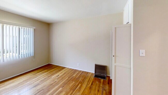 Building Photo - 1724 Grevelia St