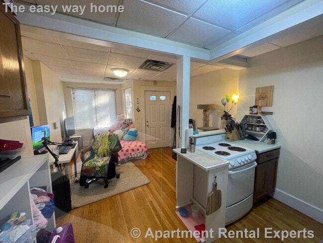 Building Photo - SPRING HILL/DAVIS SQ 1BR ** HWD FLOORS ** ...