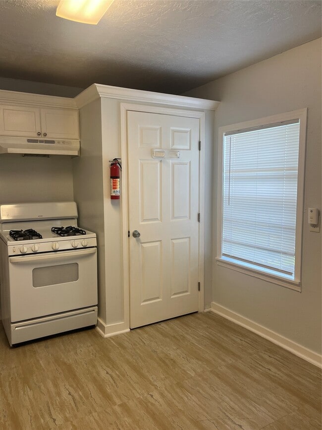 Building Photo - 5537 Bataan Rd