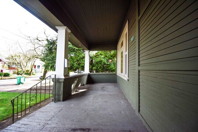 Building Photo - Spacious 4BD/2BA Two-Story Home w/ Fenced Yard & Huge Basement! Pets OK!