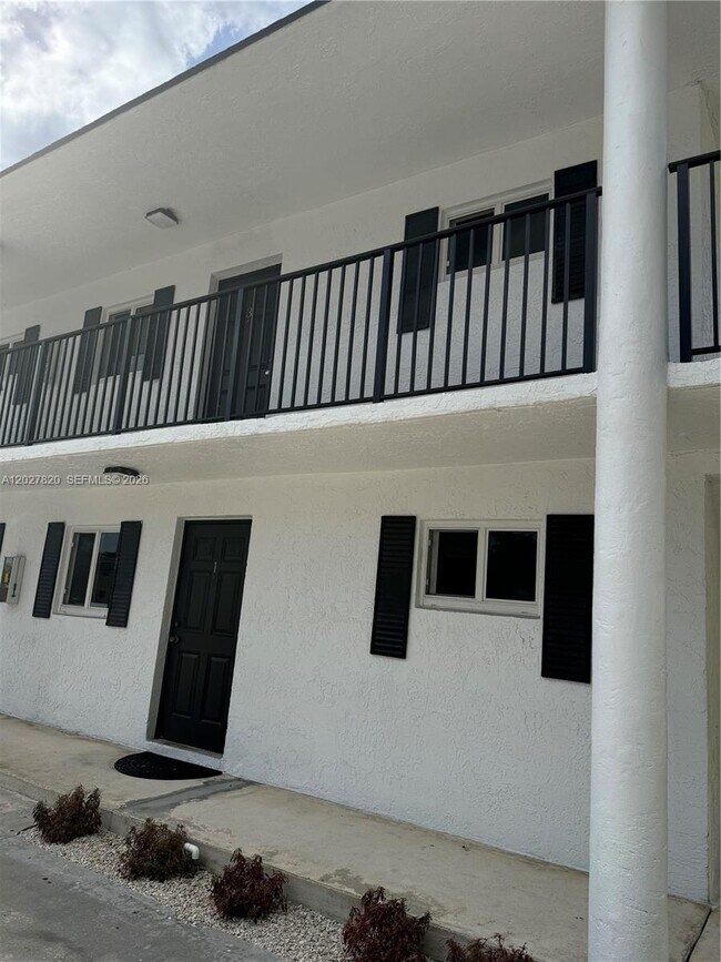 Building Photo - 6841 Pembroke Rd