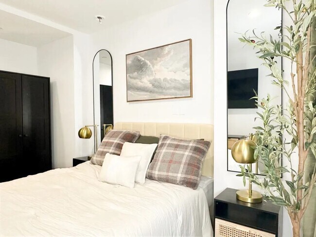 Foto del edificio - Furnished room/NOT APARTMENT
