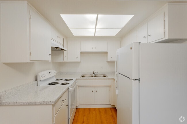 B60 (2BR, 1 BA) - 763 SF - Regency & Lexington