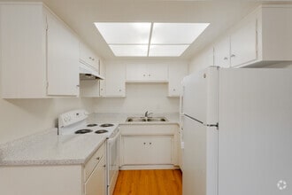 B60 (2BR, 1 BA) - 763 SF - Regency & Lexington