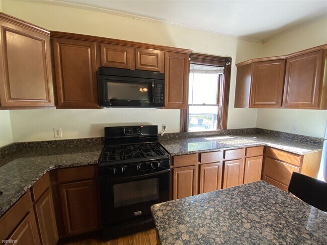 Building Photo - 7 br, 3 bath House - 520 E Ann St Apt 2 #2