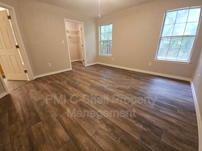 Foto del edificio - 3171 Pins Ln