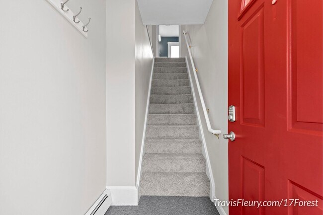 Escaleras desde la entrada - 17 Forest St