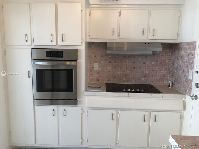 Building Photo - 1430 Brickell Bay Dr