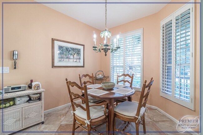 Foto del edificio - ***PELICAN BAY CRESCENT SEASONAL RENTAL***3 BED 2.5 BATH***2 CAR GARAGE***EXCELLENT LOCATION***