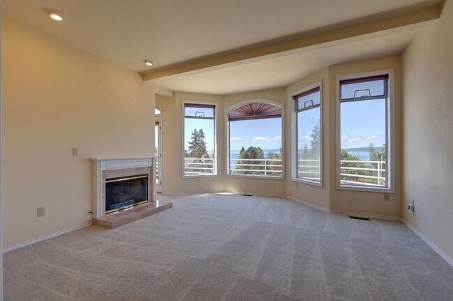 Foto del edificio - 4+ Bedroom with Great Entertaining Wrap Around Decks with VIEW of PUGET SOUND!!