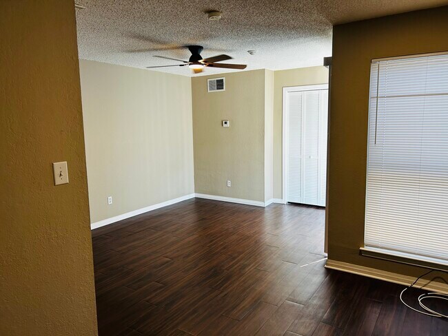 Sala de estar - 2305 Basil Dr