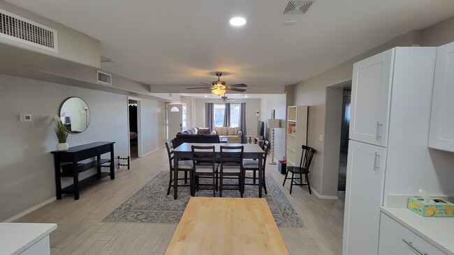 Foto del edificio - 3607 E 28th St
