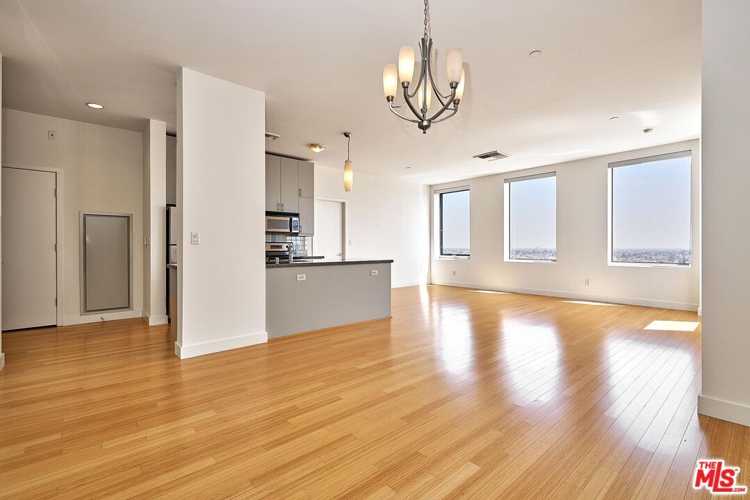 Foto principal - 3810 Wilshire Blvd