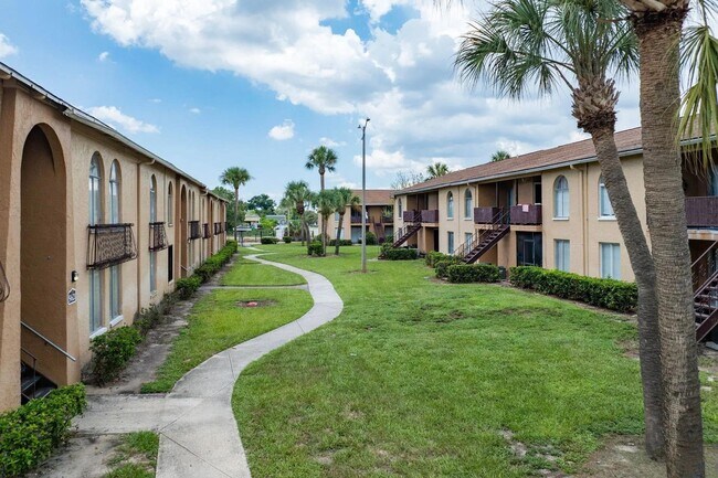 Bienvenido a Parc Place Villas Apartments, tu tranquilo refugio con hermosos jardines. Disfruta de un espacio amplio a solo minutos de las atracciones locales. ¡No te pierdas la casa de tus sueños! ¡Programa una visita hoy mismo! - Parc Place Villas Apartments