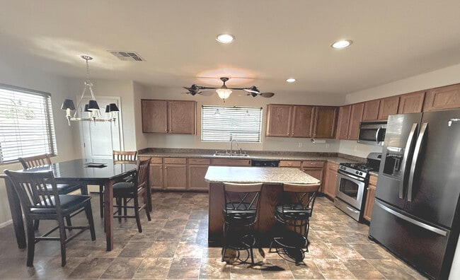 Foto del edificio - 1504 E Leslie Ave