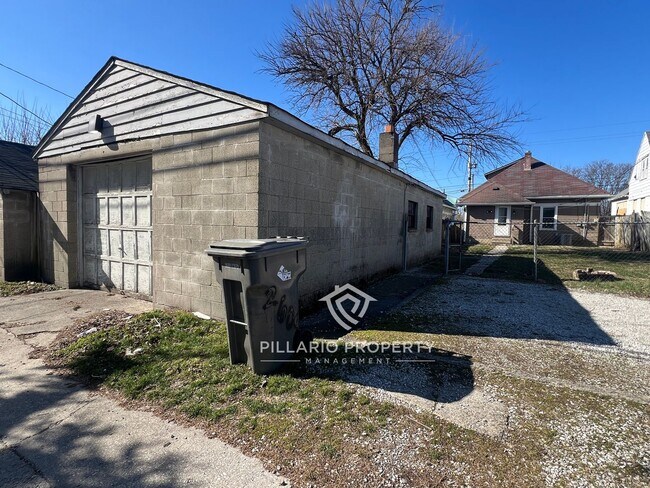 Foto del edificio - On Indy's Red Line, Cute Garfield Park 3 B...
