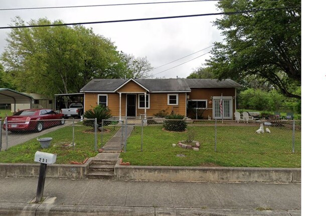 Building Photo - Spacious Home Near Downtown