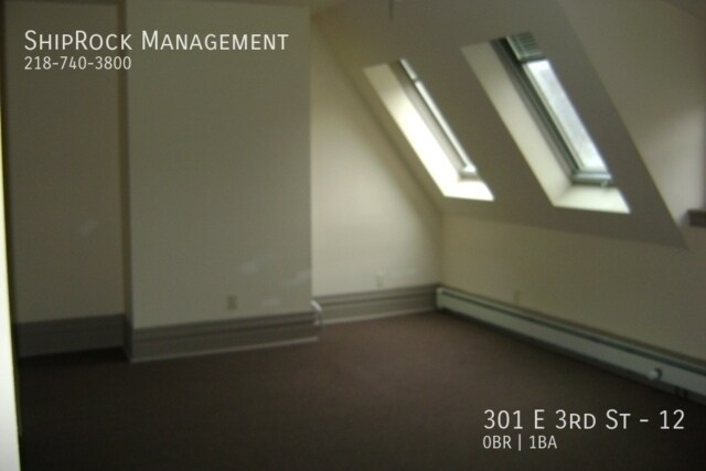 Foto del edificio - 301 E 3rd St