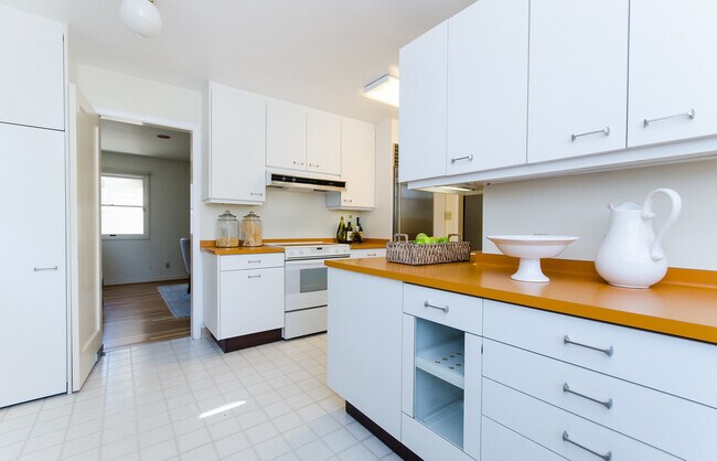 Building Photo - Lovely South Los Altos Home w/ Gardener's ...