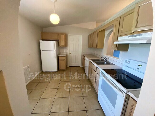 Building Photo - 4029 Iveyglen Ave
