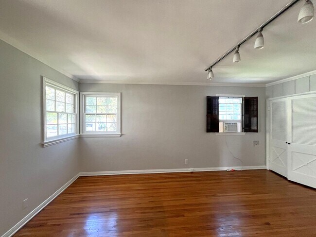Foto del edificio - 10370 Ashton Ave