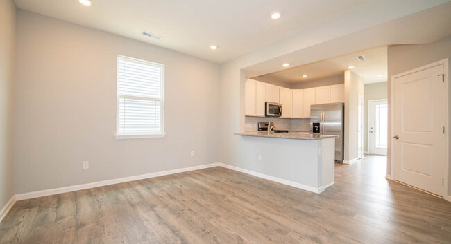 Building Photo - 2557 Lamar Dr