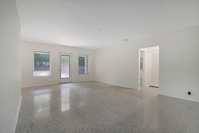 Building Photo - 3410 Poinsettia Ave