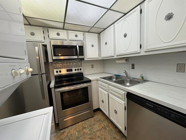 Building Photo - 120 Cypress Club Dr