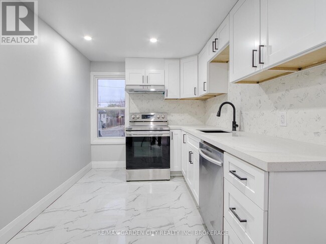 Building Photo - 7 Maplecrest Ave