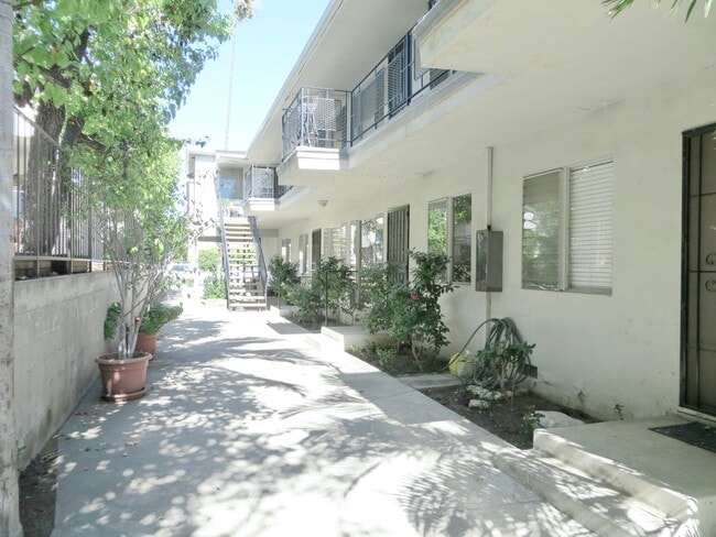 Building Photo - 1020 6th St