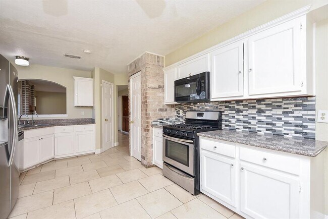 Foto del edificio - 19606 Lake Hollow Ln