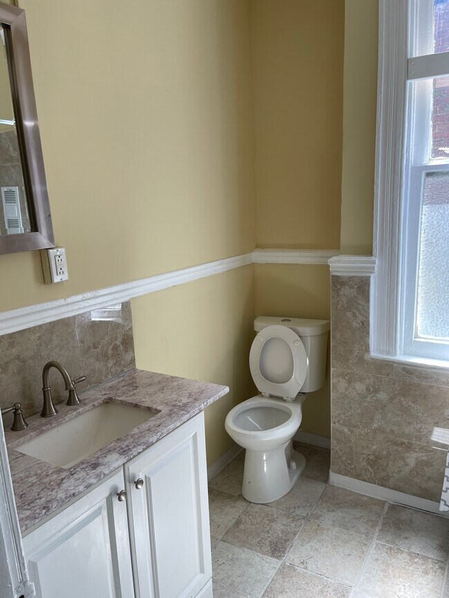 Baño en la planta superior - 2309 Avalon Ave