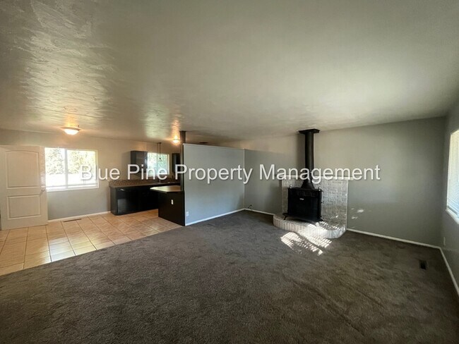 Building Photo - 611 Starlite Ave